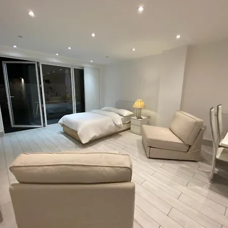 The Bay Apartment Edgware Exterior photo